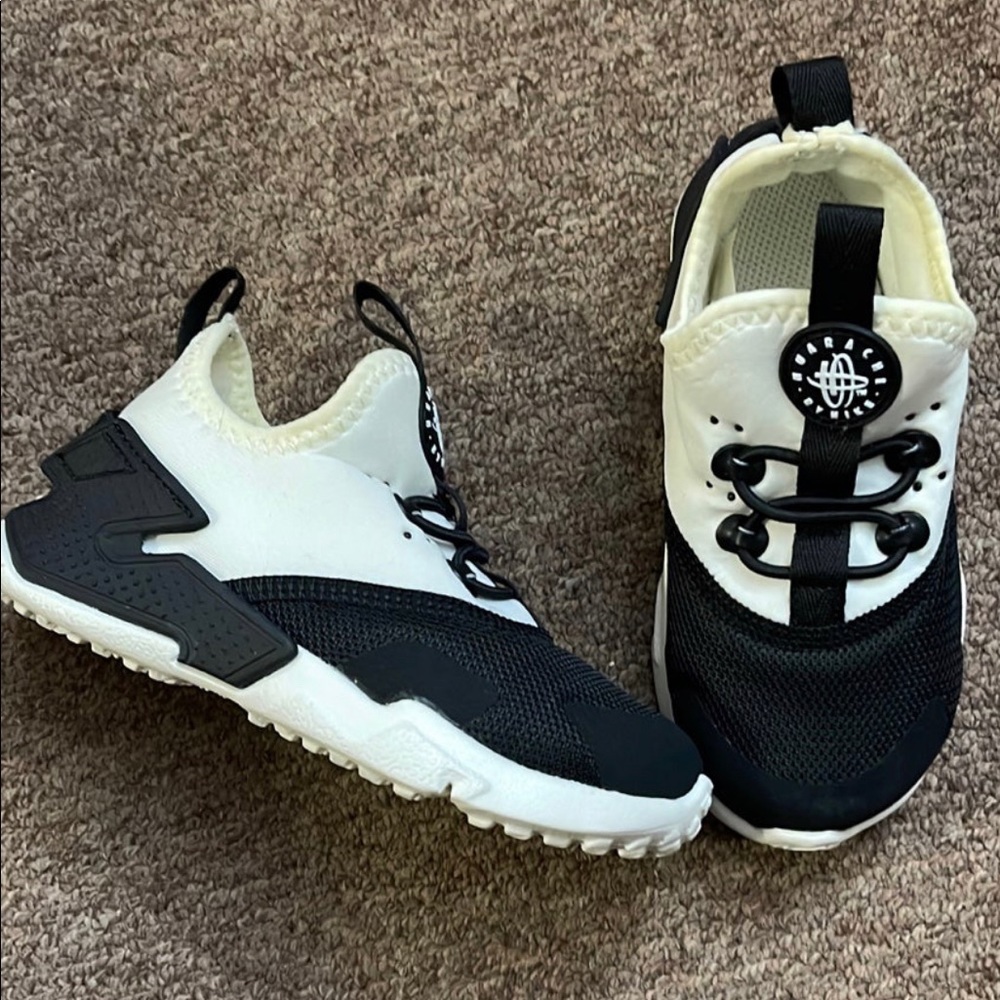 Nike Huarache - toddler size 8c - black and white